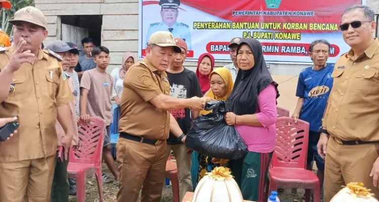 Pj Bupati Konawe Beri Bantuan Pada Warga Terdampak Puting Beliung